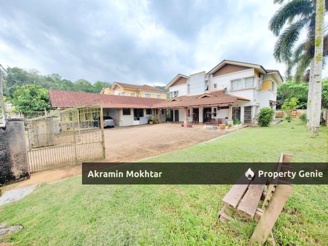 End Lot, Huge Land, Partially Furnished & 8R 6B: 2 Storey Bungalow Taman Tasik Semenyih