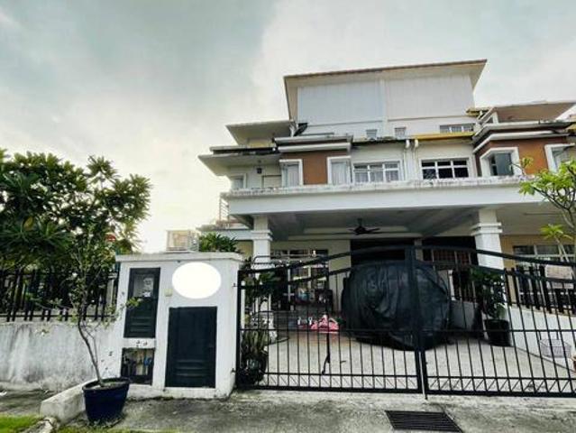 End Lot Renovated Semi D House Taman Kipark Puchong