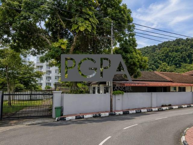 End Lot Single Storey Semi D in Chee Seng Garden, Tanjung Bungah — Spacious Grounds
