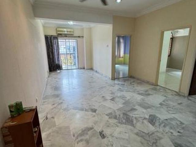 End Lot unit Ria Apartment Taman Daya Kepong KL with Lift