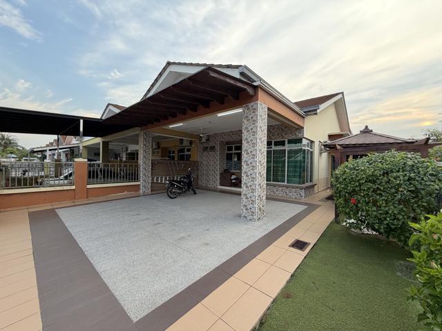 END LOT WITH LAND Taman Daya Nibong Renovated CANTIK 2464 SQFT