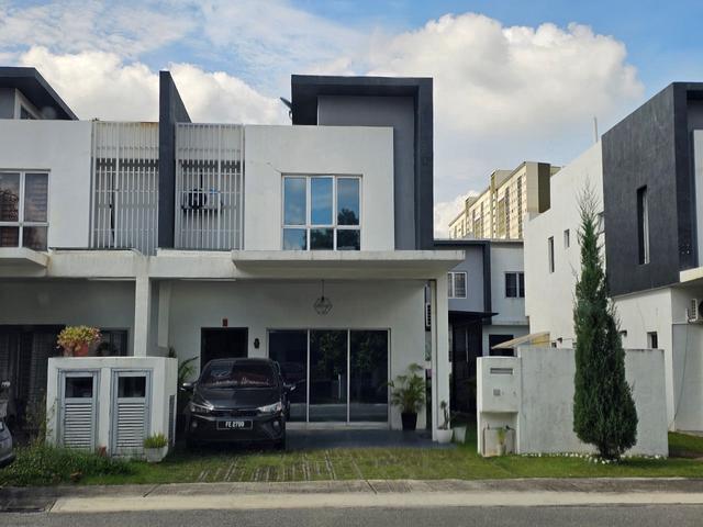End Lot 2 Storey Terrace Casa Green Cybersouth Dengkil