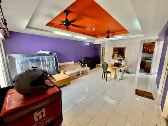 End unit Renovated 1142 sqt Zamrud Apartment Old Klang KL