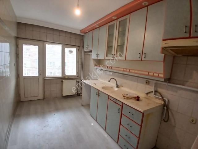 Ender Uysal Gayrimenkulden Bursa Caddesine Yakın 2+1 Asansörlü Arakat Geniş Kiralık Daire.