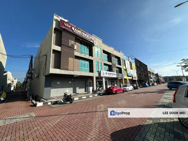 Endlot 3 Storey Shoplot at Seri Manjung for SALE!
