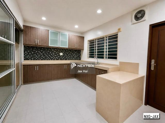 ENDLOT 2sty house with extra land 10ft