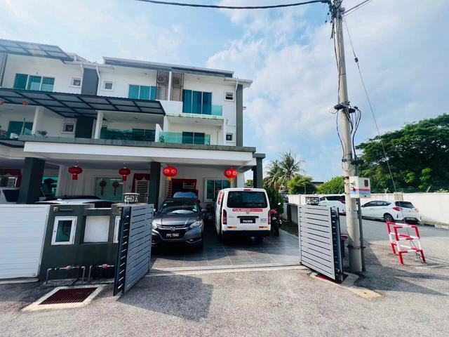 ENDLOTSPACIOUSHOT AREATriple Storey TerraceMaple Residence
