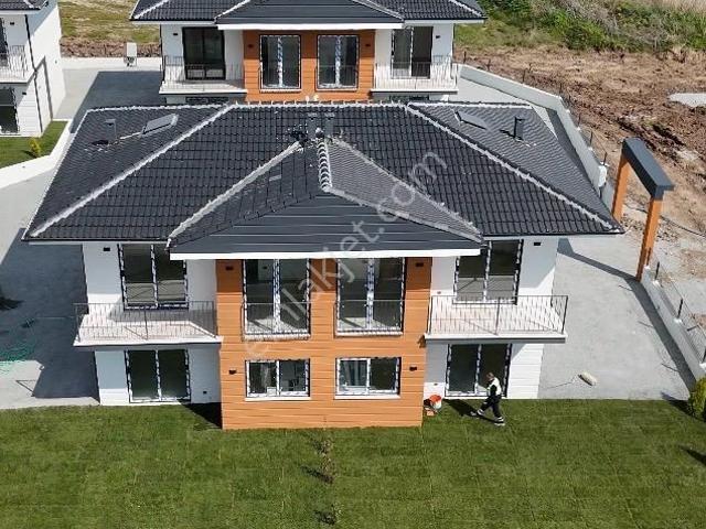 Enez Gülçavuş’ta Güçlendirilmiş Site İçerisinde Havuzlu Satılık Yazlık