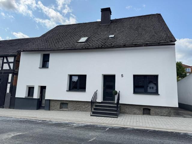 Saniertes Ein Zweifamilienhaus in TOP Lage mit Garten Medebach