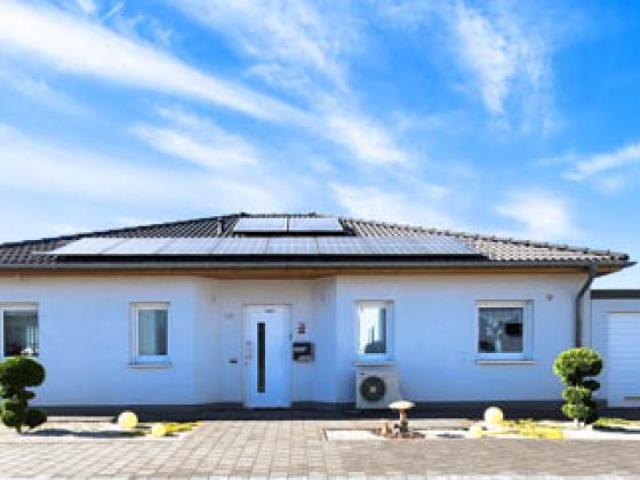 Energieeffizient und alles auf einer Ebene: Neubau Bungalow mit unverbaubarem Fernblick