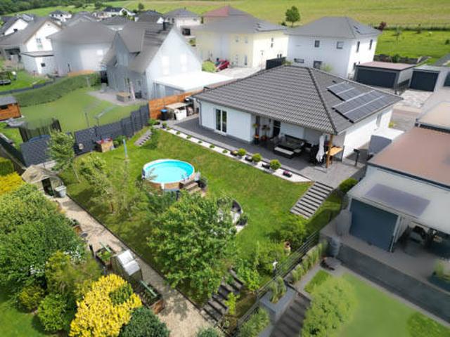 Energieeffizient und alles auf einer Ebene: Neubau Bungalow mit unverbaubarem Fernblick