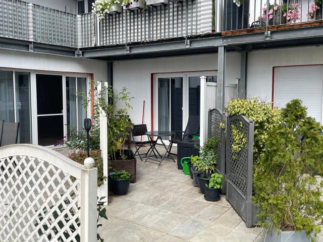Energieeffiziente 2 Zimmer EG Wohnung mit Terrasse und zwei Stellplätzen