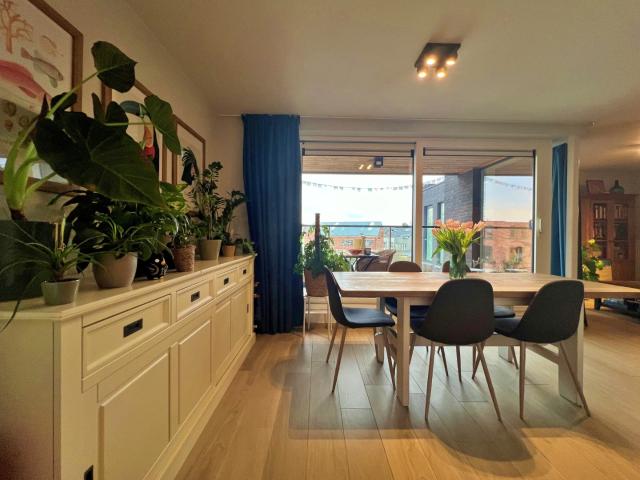 Energiezuinig 2 slaapkamer appartement met staanplaats op gunstige liging