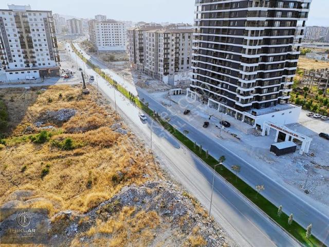 Enes Işık 'tan En İşlek Cadde Üzerinde Kiralık 500m² Dükkan