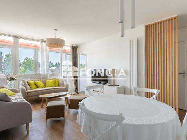 ENGHIEN, proche centre et lac, au 3 ème et dernier étage, F4 séjour cuisine ouverte 3 chambres balcon au calme et sans vis à vis