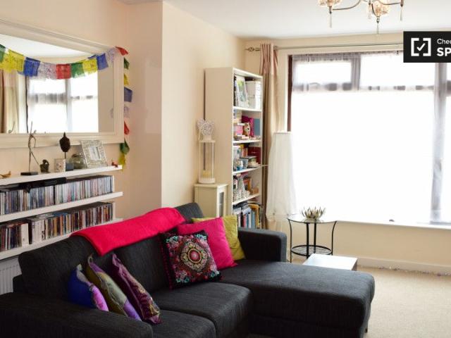 Ensuite room in 3 bedroom apartment in Ballinteer, Dublin