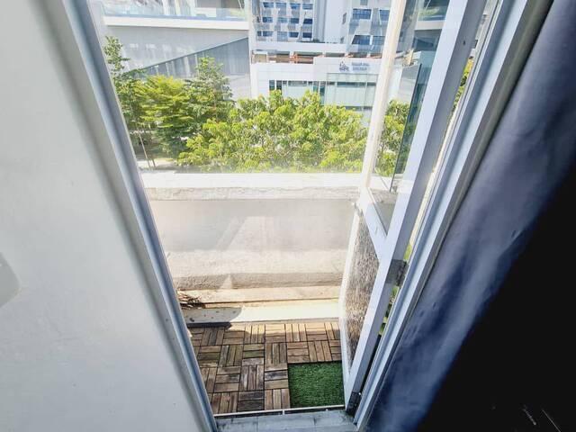 Ensuite/Master room + Balcony at lavender near bugis city: Room code LavB