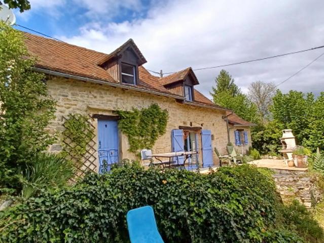 Ensemble typiquement Quercynois Maison + gîte+ piscine sur 2500m2 environ de terrain