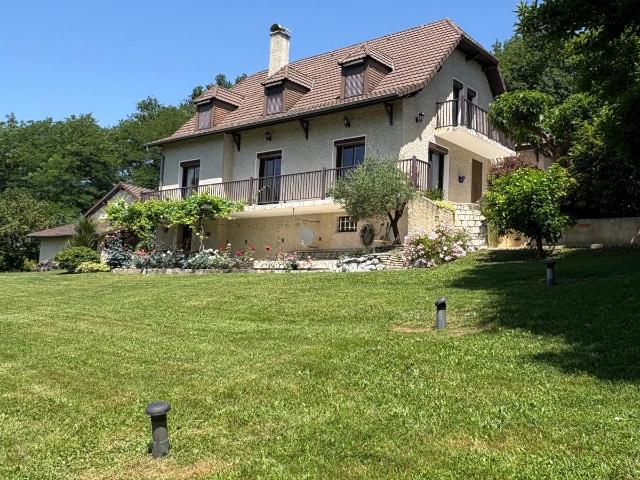 Ensemble béarnais avec vue sur les Pyrénées