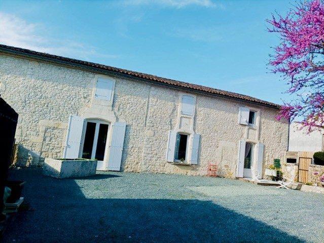 Ensemble charentais de 3 Logements avec Piscine 300m² Corme Ecluse