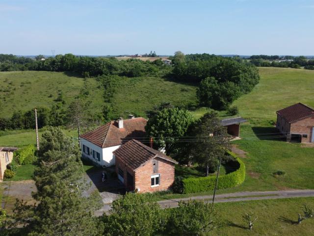 Ensemble composé d'une maison et de 5 dépendances sur un ter. 113m² Montesquieu