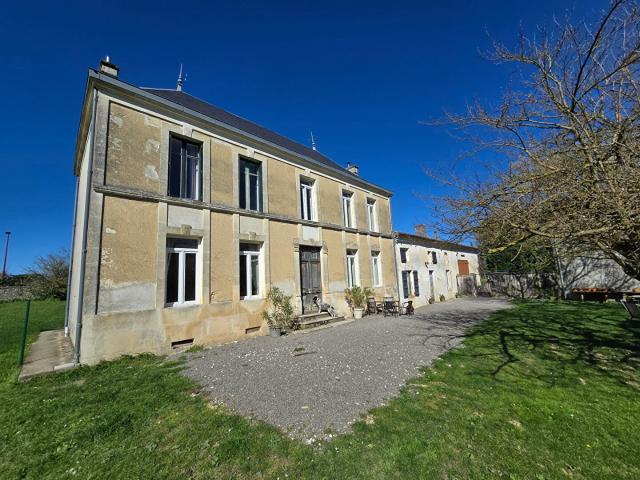 Ensemble comprenant 3 maisons, des granges et un terrain à v. 230m² Saint Pierre de Juillers