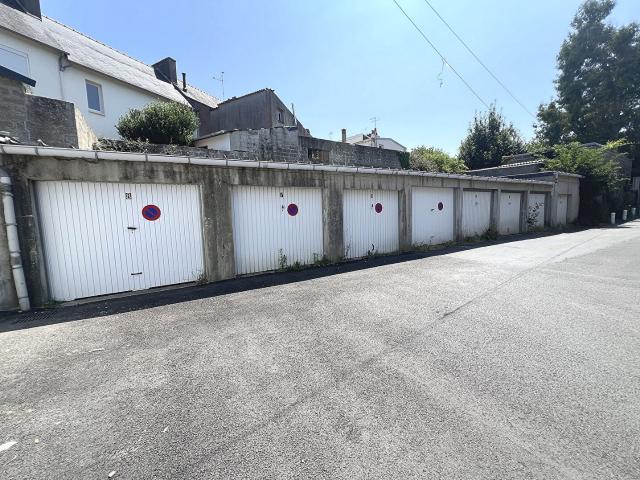 Ensemble de 8 garages