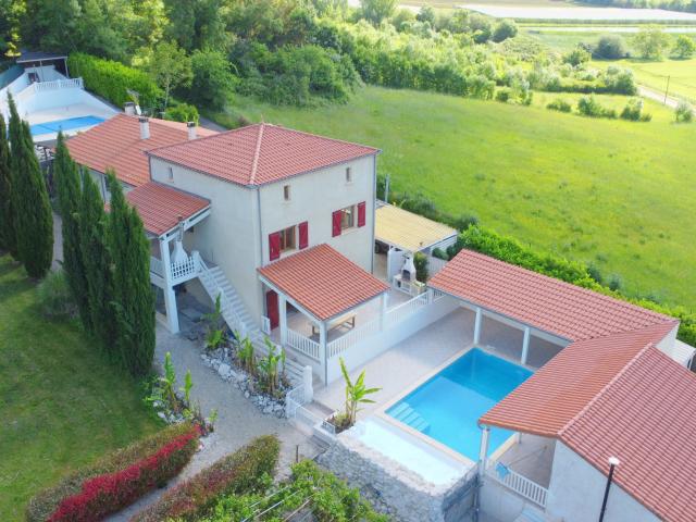 ensemble de 2 maisons contemporaines attenantes, 3 gîtes, 2 piscines sur un terrain de 12374 m2