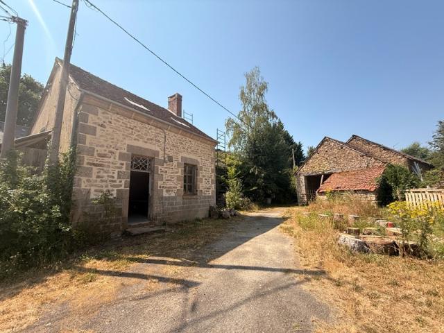 Ensemble de 2 maisons à restaurer + grange 26 500