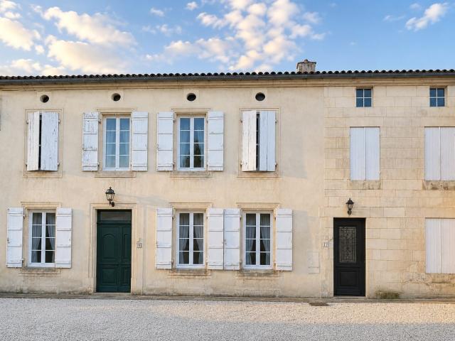 Ensemble de 2 Maisons avec Jardin et Garages 315m² Rioux