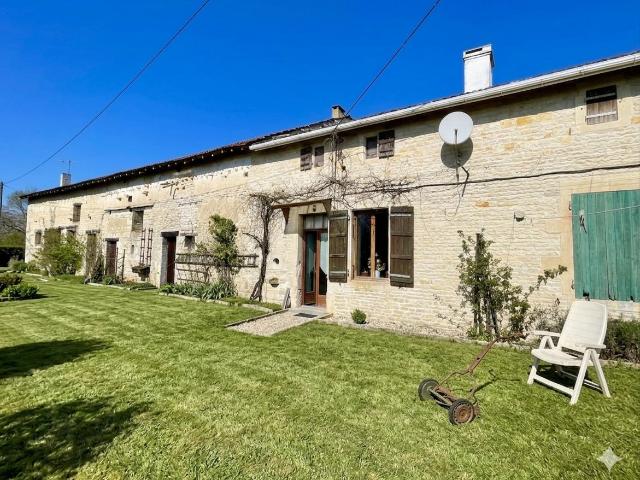 Ensemble de 2 maisons habitables et une maison à rénovée 172m² Loubillé