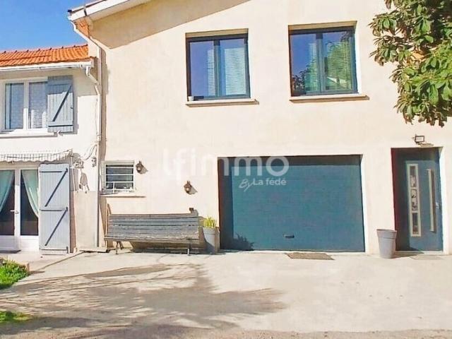 Ensemble de 2 maisons mitoyennes, tram à 200 m, fort potentiel à