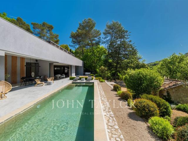 Ensemble de 2 villas avec fort potentiel d'extension et de c. 380m² Valbonne