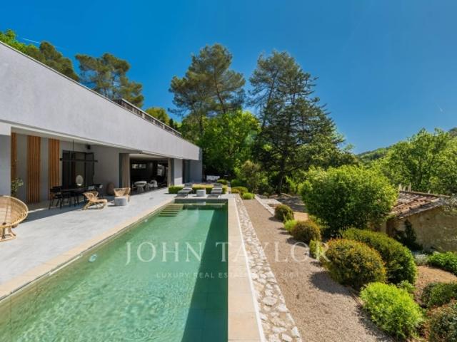 Ensemble de 2 villas avec fort potentiel d'extension et de construction, village de Valbonne à pied