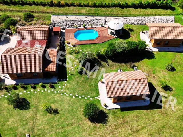 Ensemble de 3 chalets en bois, site de villégiature avec pis. 112m² Dausse