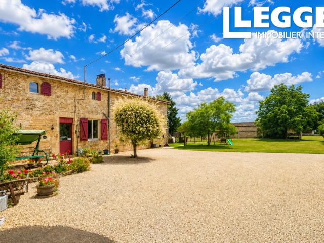 Ensemble de 3 gîtes avec maison de 3 chambres, piscine, potentiel d’agrandissement et terrain de 6 576 m²