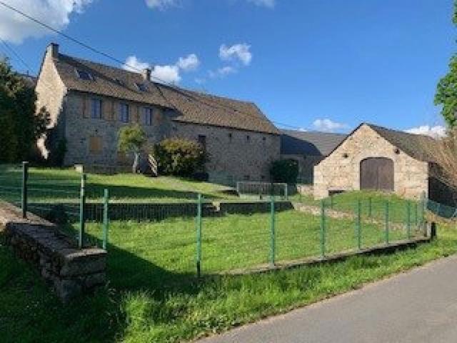 Ensemble de trois bâtis, unique, espace individuel securisé, maison principale habitable de suite