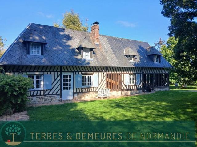 Ensemble de trois maisons Normandes avec piscine sur un terrain de plus de 2.2 hectares