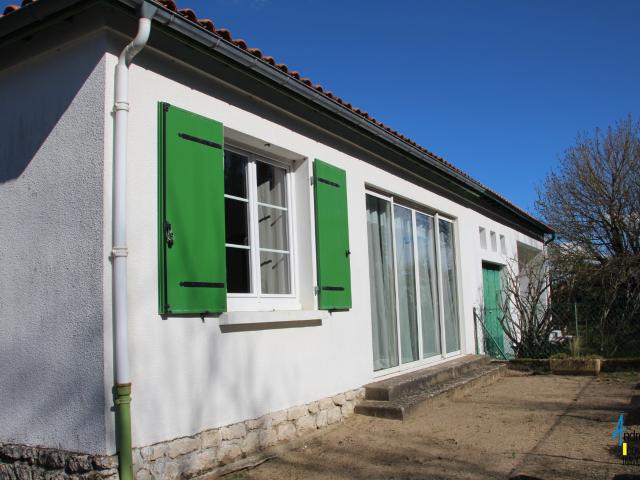 Ensemble de trois maisons, en centre ville