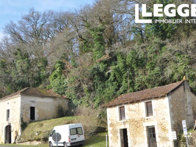 Ensemble de bâtiments comprenant une petite maison à rénover, une grange, un grenier à grains et un four à pai