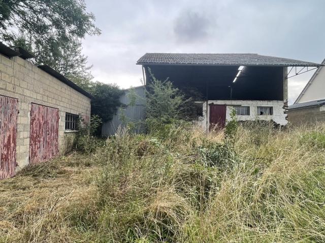 Ensemble de bâtiments de 482 m2 sur terrain de 2 624 m2, proche bourg centre