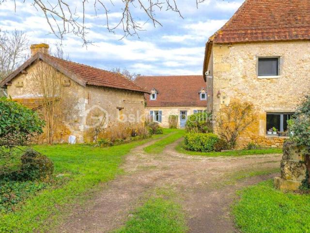 Ensemble de bâtiments en pierre composé d’une maison d’habitation, d’un gîte, d’un pool house, de deux ateliers et de deux séchoirs à tabac. Le tout est implanté sur un terrain de 11 457 m²