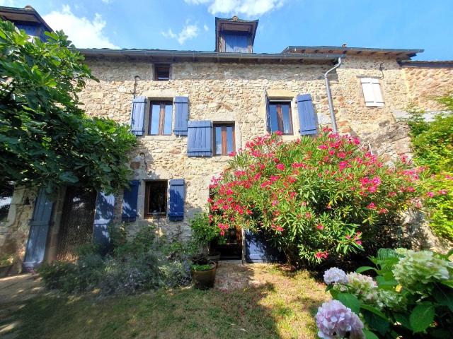 Ensemble de charme avec gîte. 259m² Lunac