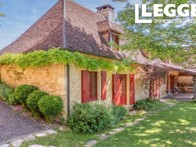 Ensemble de Charme – trois maisons de village, piscine et vues dégagées