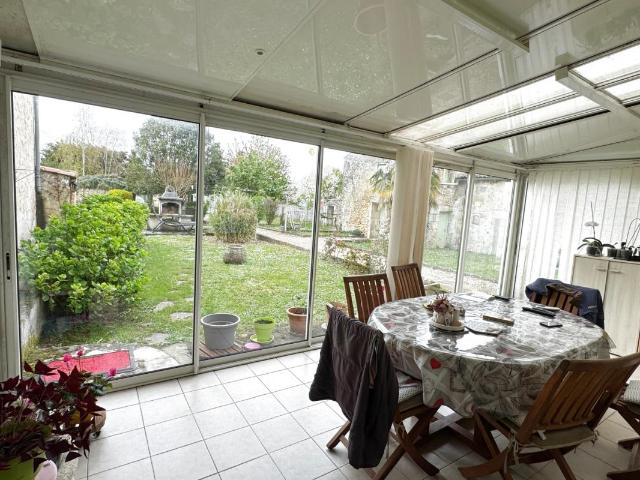 Ensemble de deux maisons donnant sur un jardin clos et arbor