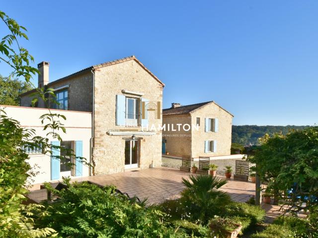 ENSEMBLE DE DEUX MAISONS INDEPENDANTES AVEC VUE DEGAGEE SUR 1.5 Ha DE TERRAIN AVEC PISCINE
