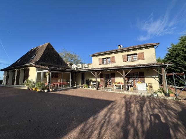 ENSEMBLE DE DEUX MAISONS IDEAL POUR CHAMBRES D'HOTES, GITE OU RE