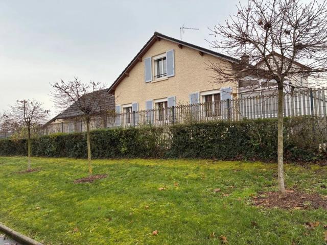 ENSEMBLE DE DEUX MAISONS LE BREUIL