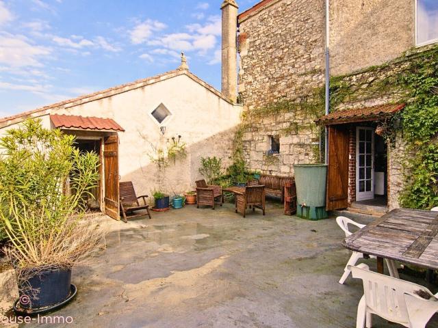 Ensemble de deux habitations avec terrasse et garage cœur de village