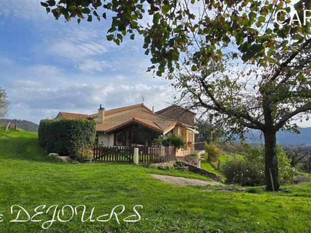 Tènement immobilier: 2 habitations et un ancien hangar agricole 6200m² autour de la maison + bois de chênes 9700m² source et un bassin